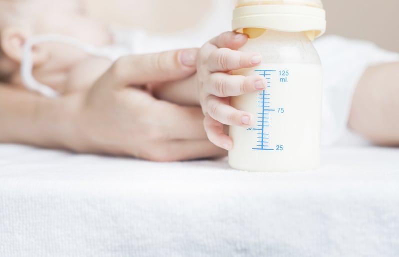 Cuánta leche debe tomar un bebé según su edad