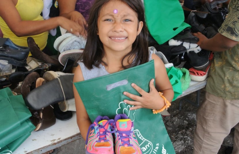 ¡Todos los niños con zapatos!