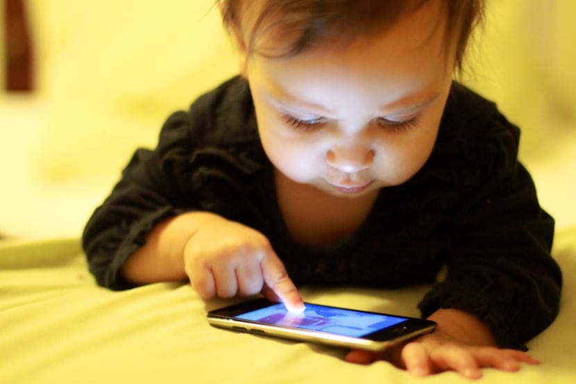 ¿Tú también lo calmas con el celular?