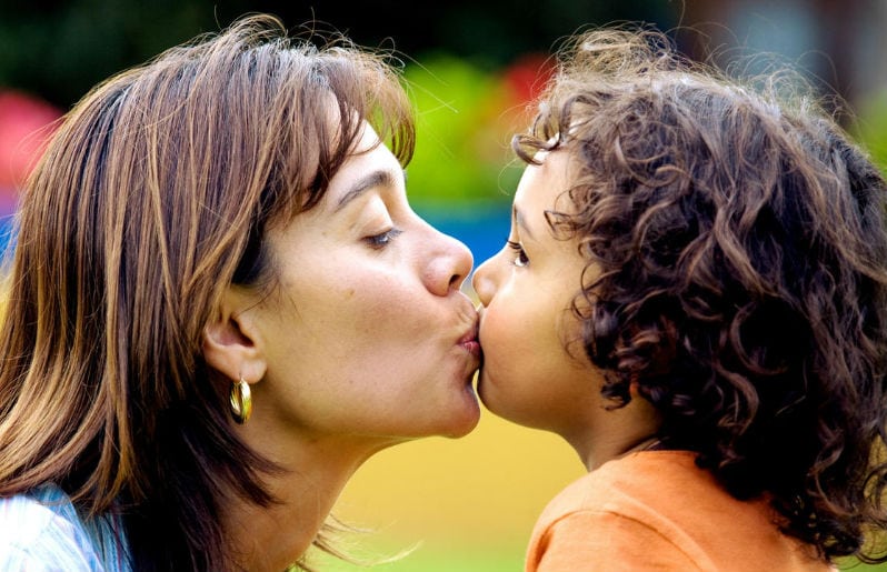 ¿Es bueno besar a tu hijo en la boca?