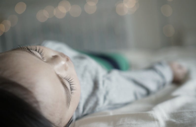 Este es el lugar más riesgoso para dormir a un bebé