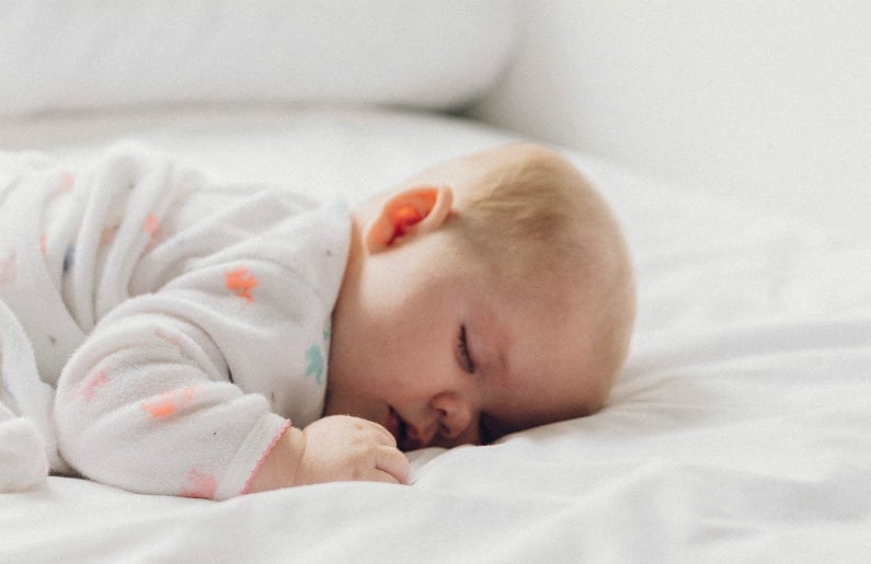 ¿Cómo prevenir riesgos en la cuna de tu bebé?