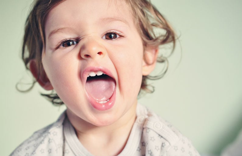 ¿Por qué mi hijo rechina los dientes?