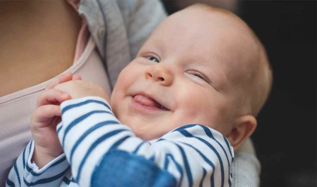 9 razones por las que tu bebé saca la lengua