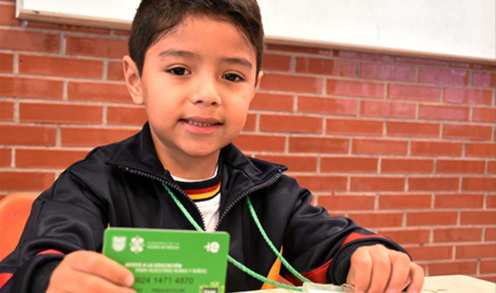 Se otorgan becas extras de $500 para niños en CDMX