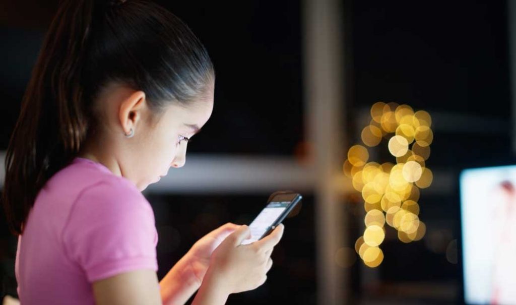Niña a punto de ser víctima de abuso por pedófilo en WhatsApp
