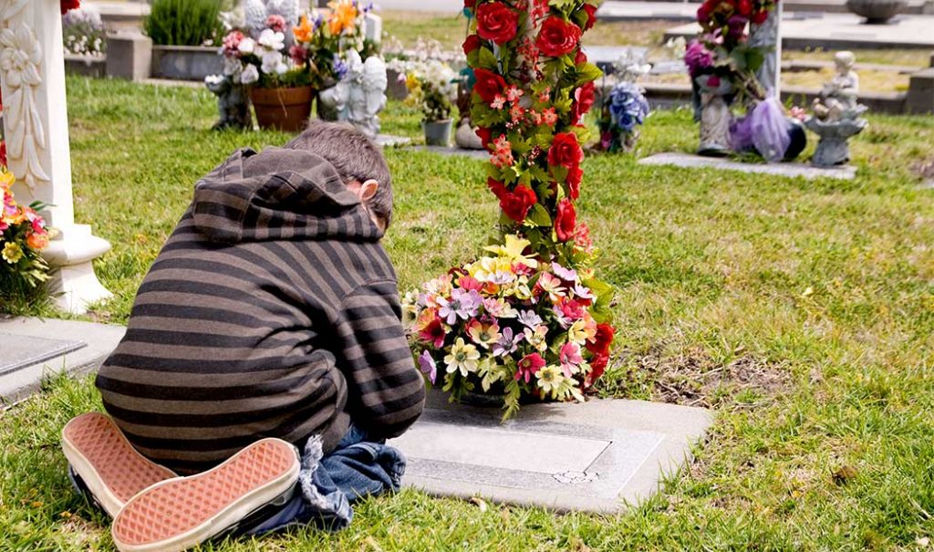 ¿Cómo apoyar a un niño a enfrentar la muerte de un ser querido?