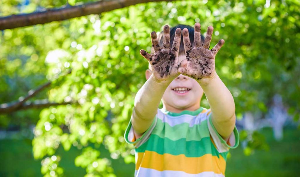 ¿Qué hacer si un niño come tierra?