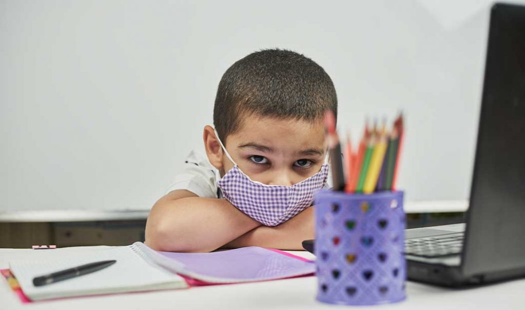 ¿Qué decirle a tu hijo si no regresará a clases presenciales y sus amigos sí?