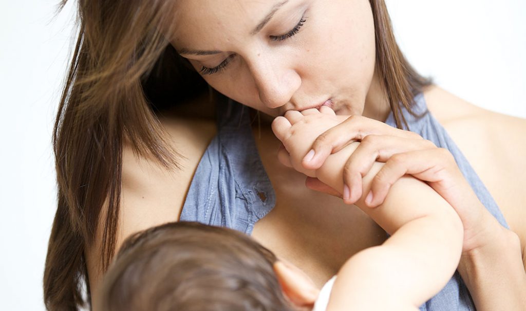 Esta es la razón de por qué un bebé pone la mano en tu boca mientras lo amamantas
